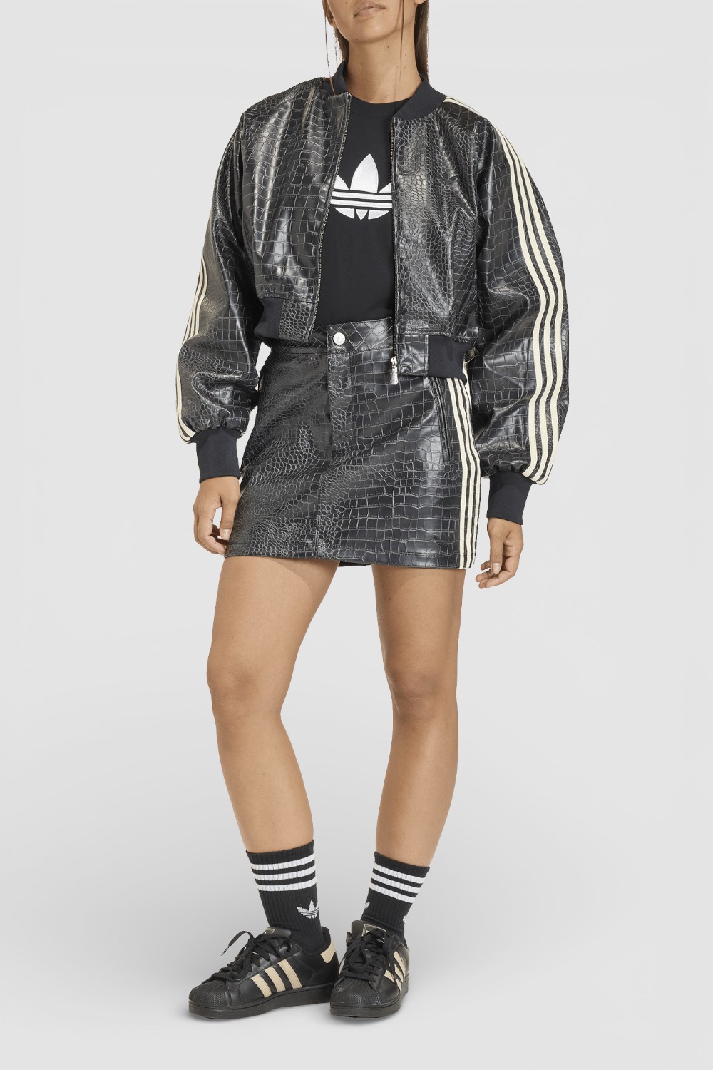 תמונת כל הלוק של ז'קט בומבר דמוי עור